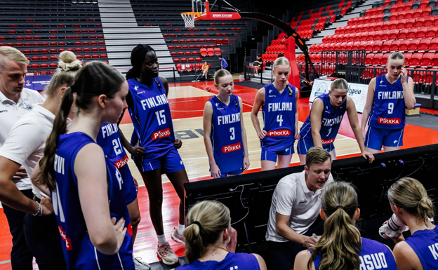 Janne Hänninen da instrucciones a sus jugadoras en un tiempo muerto.  FIBA
