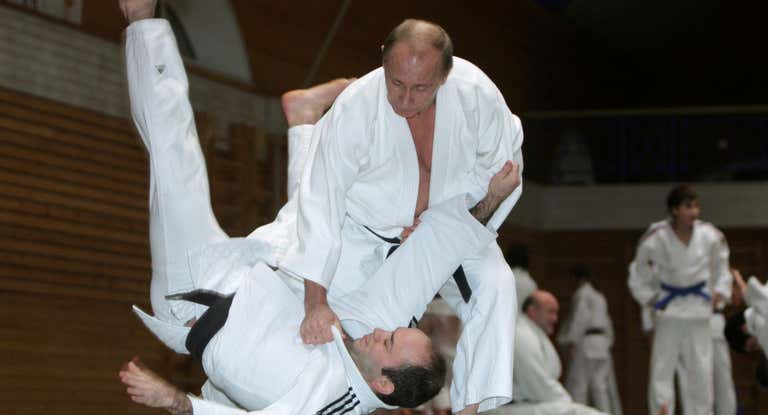 Vladimir Putin compitiendo en judo.