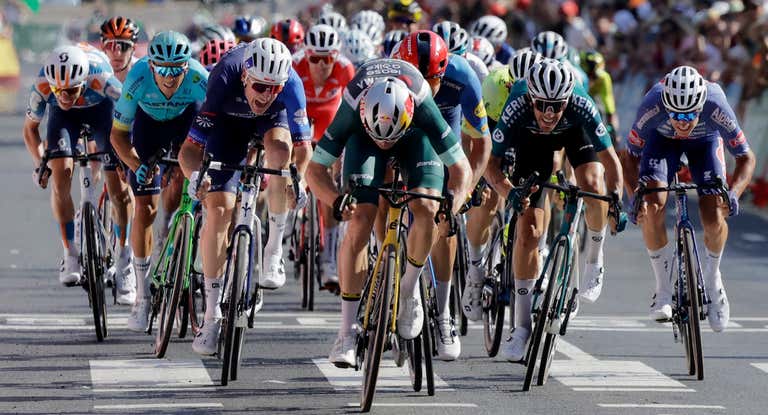 Sprint final durante una etapa de la Vuelta a España 2024.