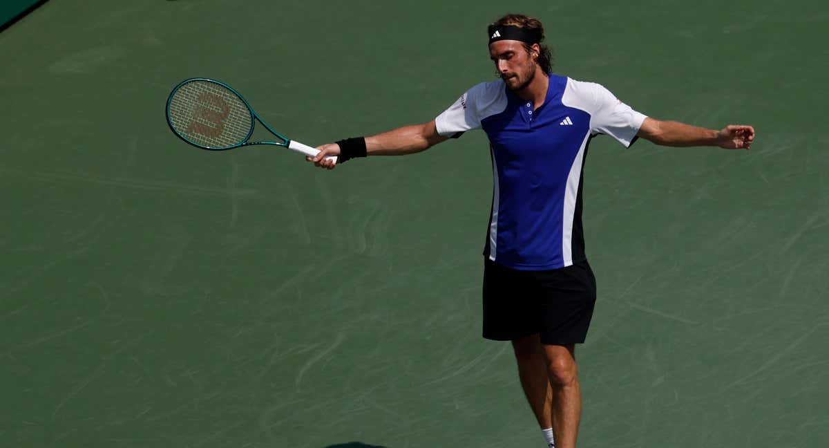 Tsitsipas se lamenta tras un punto en primera ronda del US Open de tenis