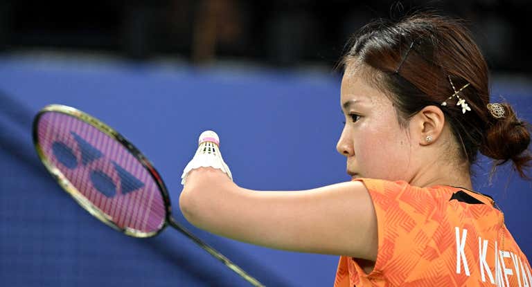 Kaede Kameyama, de Japón, se dispone a sacar en su encuentro de bádminton durante los Juegos Paralímpicos