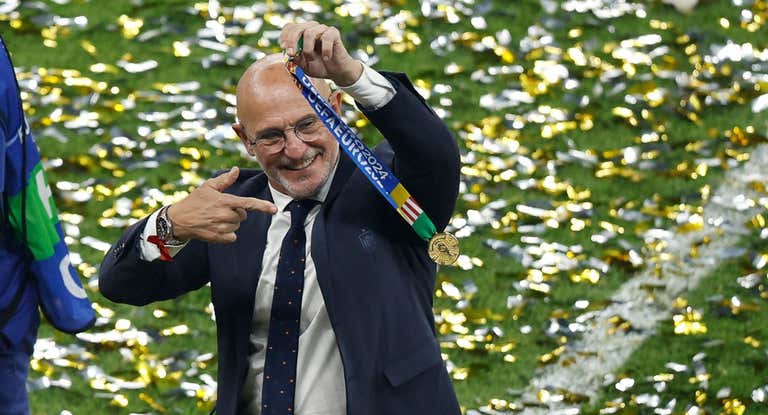 De la Fuente señala la medalla de campeones de la Eurocopa.