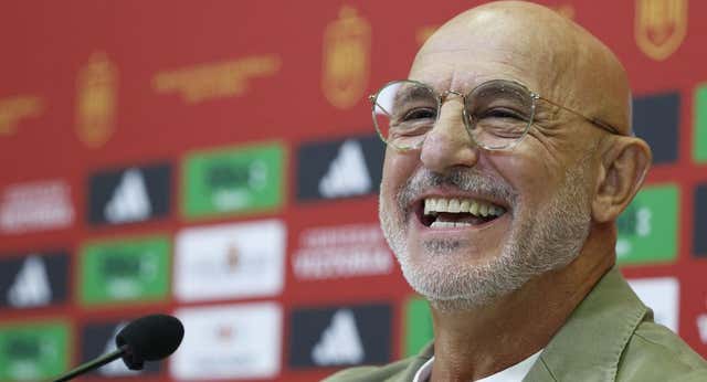 Cómo cambia la vida en un año: del perdón de De la Fuente en la hoguera a la sonrisa en el pedestal