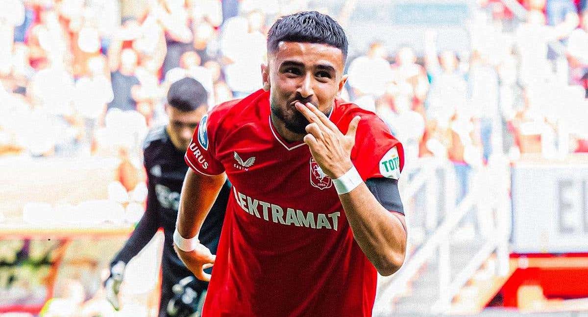 Ünuvar celebra un gol con el Twente.