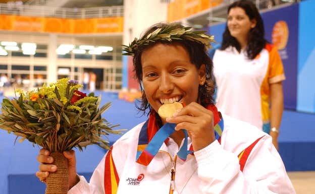 Teresa Perales muerde su primera medalla de oro en Atenas 2004.