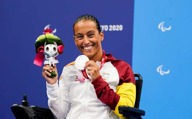 Teresa Perales y su medalla 27 en unos Juegos Paralímpicos.  EFE
