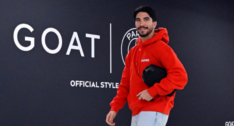 Carlos Soler abandona el estadio del PSG.