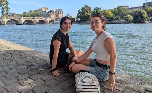 Las parisinas Sasha y Maloi pasan la mañana a orillas del Sena.  RELEVO