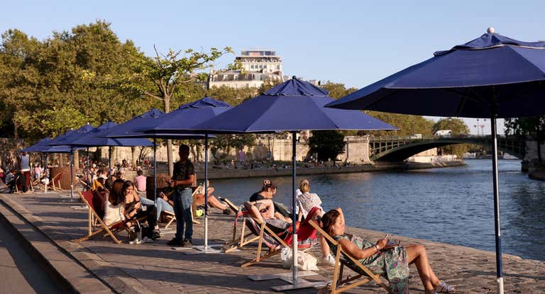 Parisinos y turistas a orillas del Sena.