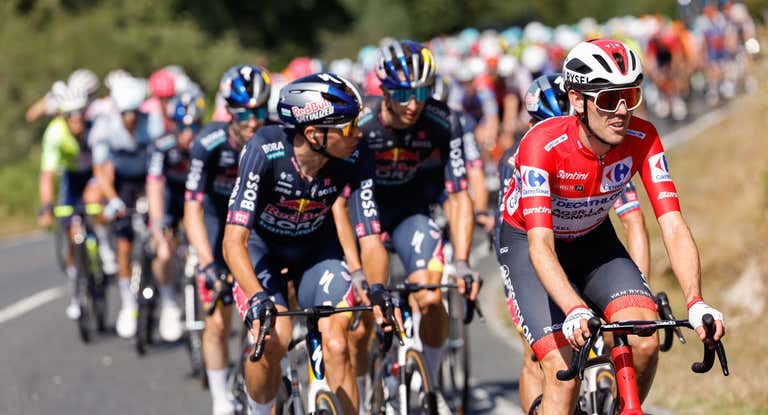 Ben O'Connor, líder de la Vuelta a España, rodeado de ciclistas del Red Bull.