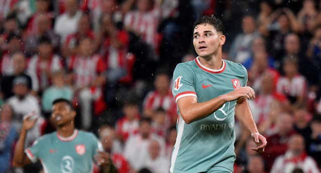 Julián Alvarez, de ‘islote’, no termina de arrancar en este Atlético y recuerda a Griezmann