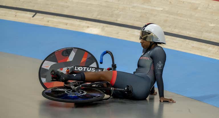 Kadeena Cox, tras caer al suelo en la final.