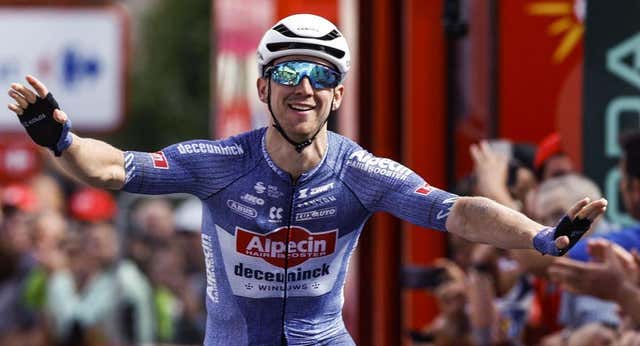 Kaden Groves y Wout van Aert, la diferencia entre ser el más rápido o el más fuerte