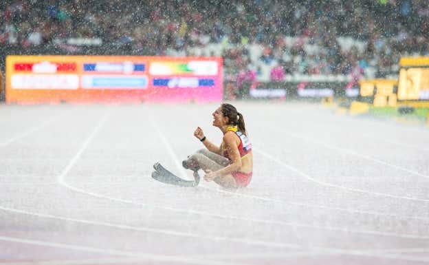 Sara Andrés festeja el bronce en el Mundial de Londres 2017.  CPE