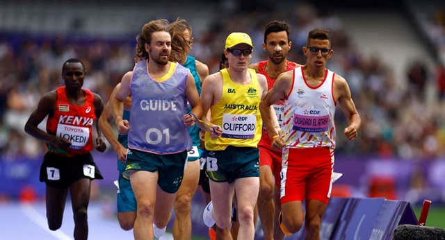 Yassine Ouhdadi se cuelga el oro en los 5.000 metros… y ya van dos para España en los Juegos Paralímpicos
