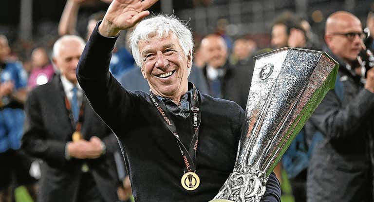 Gasperini de la Atalanta con el trofeo de la Europa League.