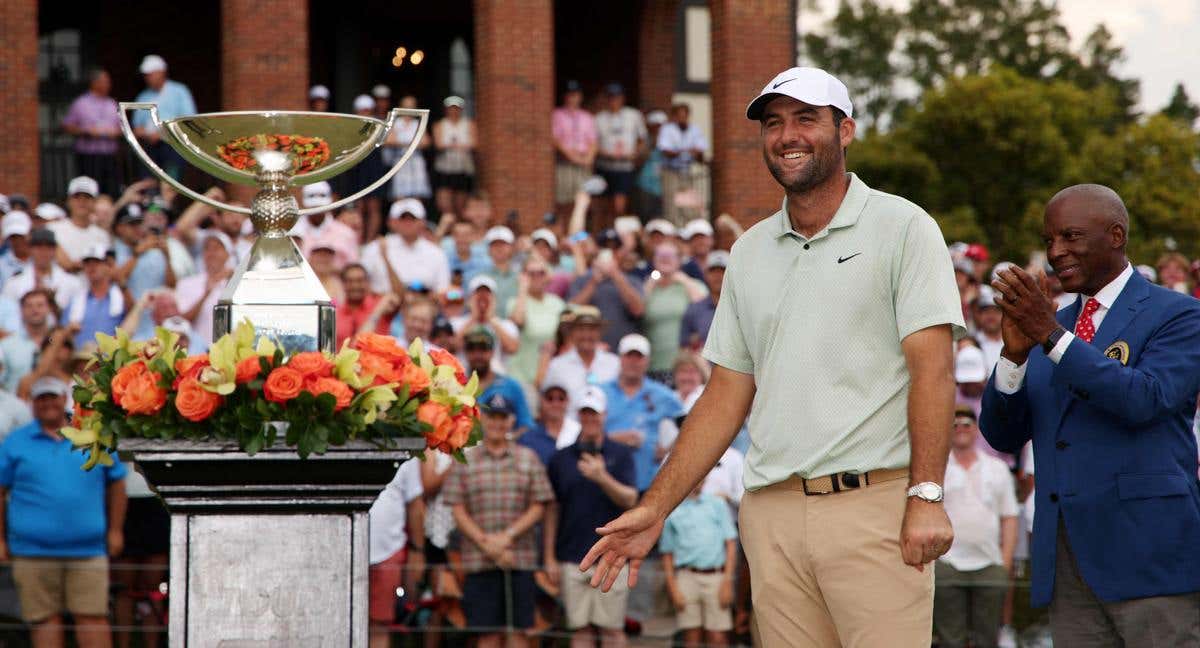 Scottie Scheffler, junto al trofeo del Tour Championship.