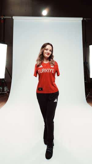 La nadadora turca Sümeyye Boyaci.  Adidas