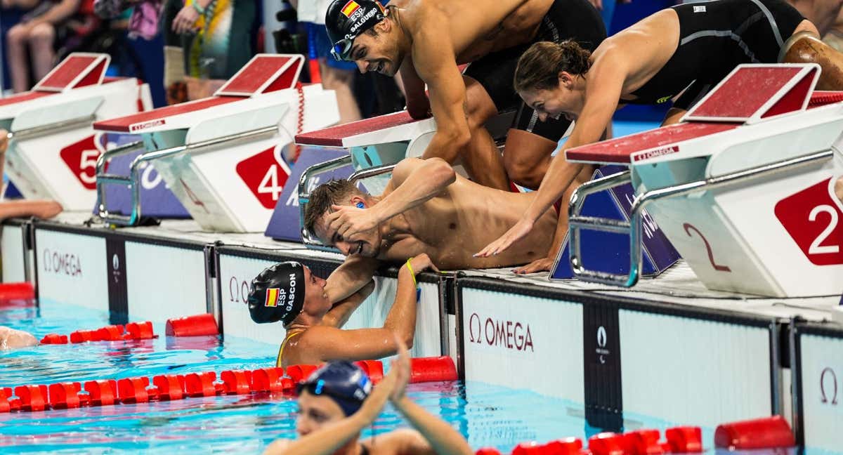 El relevo 4x100 estilos celebra la medalla de plata.