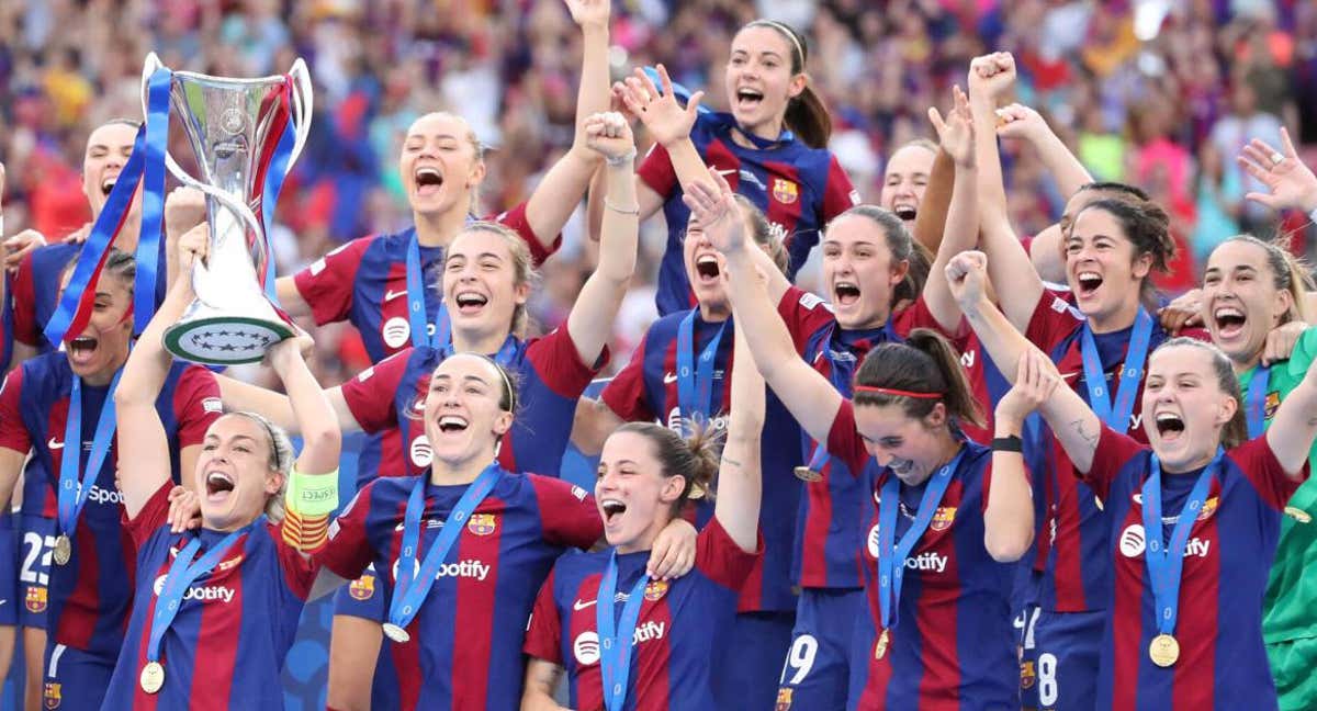 Las jugadoras del Barça levantando el trofeo de la Champions.