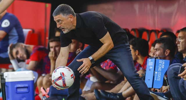 El Sevilla, de incendio en incendio: 8 fichajes, un entrenador con una nueva idea… pero la vida sigue igual