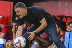El Sevilla, de incendio en incendio: 8 fichajes, un entrenador con una nueva idea… pero la vida sigue igual