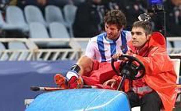 Esteban Granero abandona el verde de Anoeta en camilla tras lesionarse de gravedad.  Diario Vasco