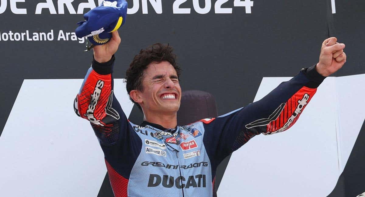 Marc Márquez celebra la victoira en el GP de Aragón.