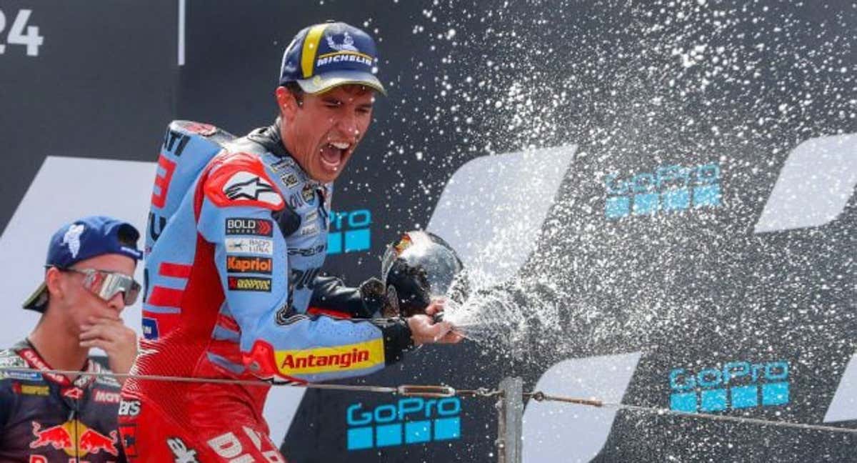 Marc Márquez en el podio de Aragón.