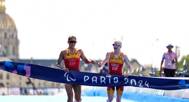 ¡Susana Rodríguez arrasa y se confirma como reina indiscutible del triatlón en París 2024!
