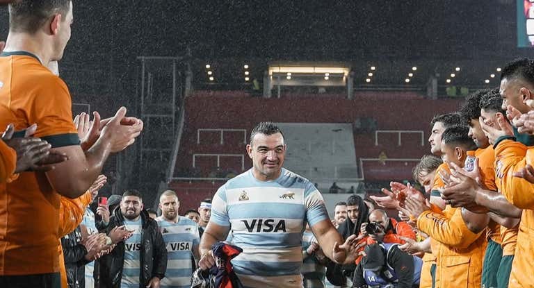 Pasillo de Australia a Creevy en su último partido.
