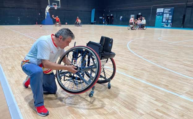 Pedro Gracia repara una silla de ruedas de competición.  CPE