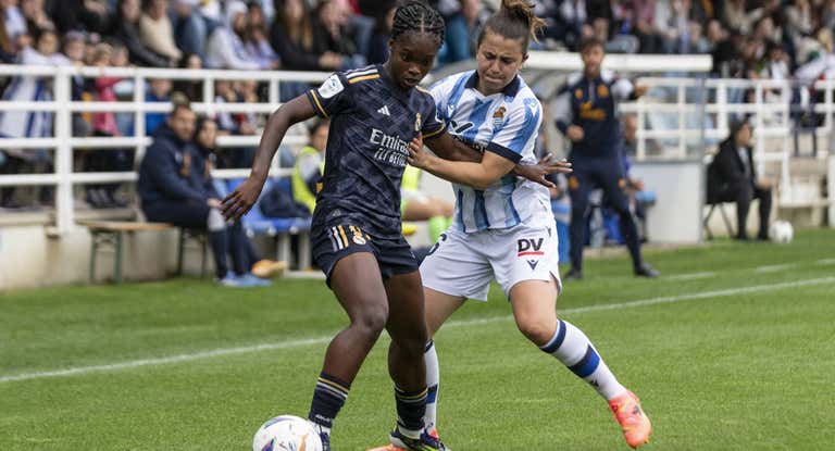 Linda Caicedo y Elene Viles luchan por un balón en un partido del curso pasado.