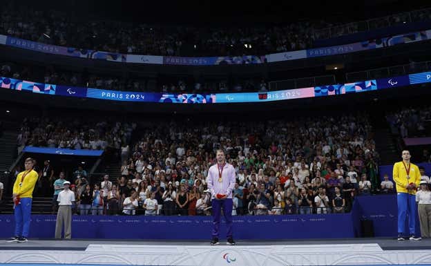La primera foto del podio de los 50 metros de la categoría S13.  REUTERS