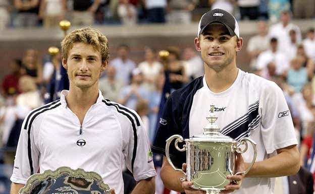 Juan Carlos Ferrero y Andy Roddick, tras la final del US Open 2003.  EFE/epa/Rhona Wise