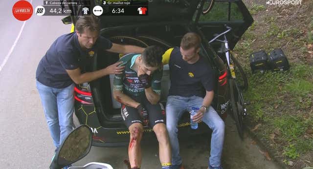 Dramático abandono de Wout van Aert, que dice adiós a La Vuelta… ¿y al sueño del arcoíris?