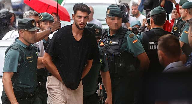 El atestado de la denunciante de Rafa Mir: «Me encerró en el baño y me penetró»