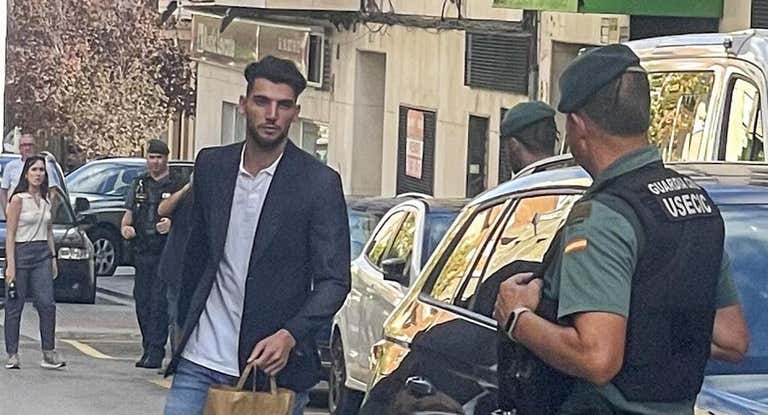 Rafa Mir abandona la ciudad de la justicia de Llíria.