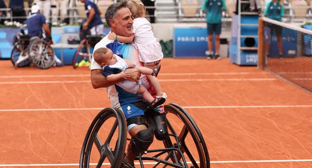 Runrún en el tenis en silla de ruedas con el rival de Martín de la Puente y una silla de 100.000 euros