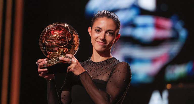 Aitana Bonmatí en 2023 con su Balón de Oro.
