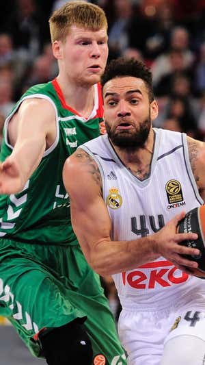 Bertans defiende a Taylor en su etapa en el Baskonia. AFP