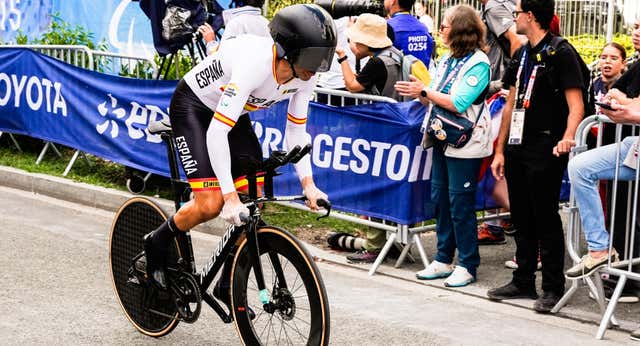España manda en la crono: Damián Ramos cumple su sueño con el bronce y Eduardo Santas se cuelga una plata con remontada