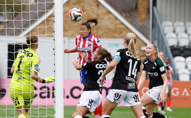 Fiamma Benítez en el momento del gol.  REUTERS
