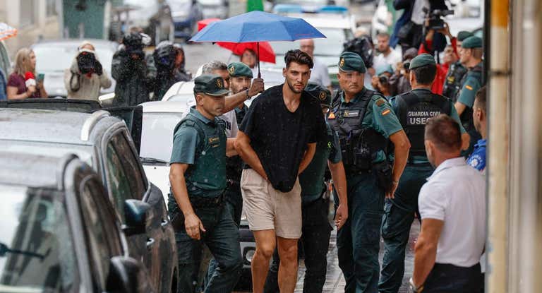 Rafa Mir llega esposado a prestar declaración ante el juez.