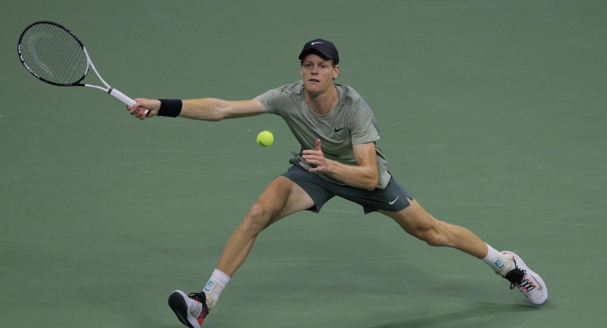 Jannik Sinner avanza en el US Open 2024 en medio de la polémica por su dopaje positivo.
