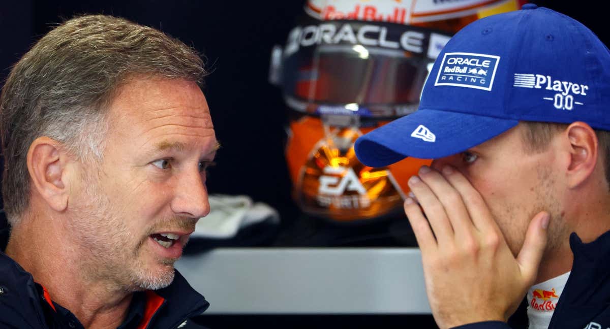 Christian Horner y Max Verstappen, cuchicheando./REUTERS