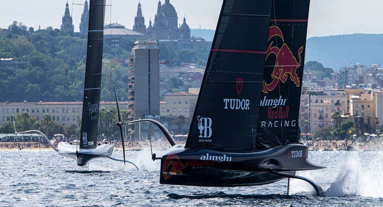 Alinghi Red Bull navega frente al American Magic.