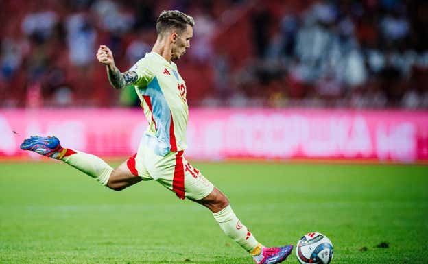 Grimaldo golpea una falta.  RFEF
