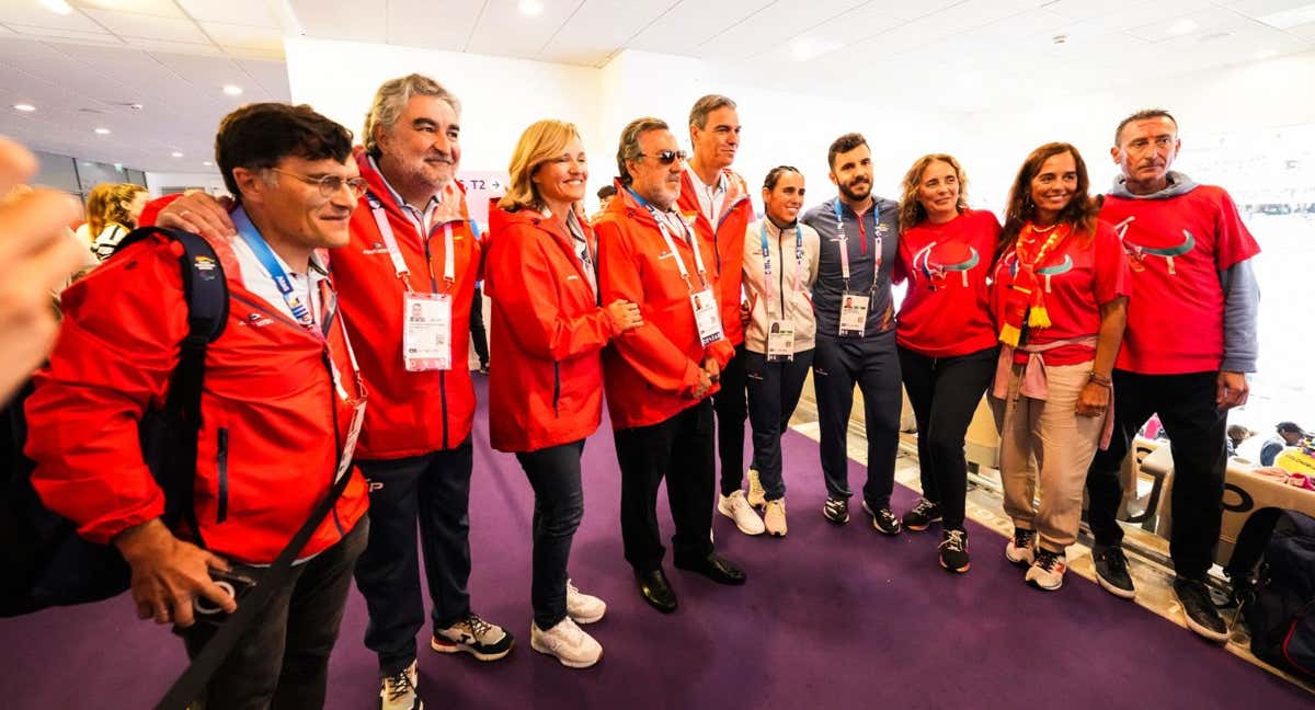 Pedro Sánchez posa con Miguel Carballeda, presidente del CPE, y el resto de aurotidades, a su llegada a los Juegos Paralímpicos.