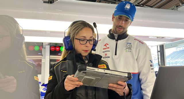 La vida de la única mujer española en los garajes de F1: «Si te dicen algún comentario machista, necesitas un poco de cintura»